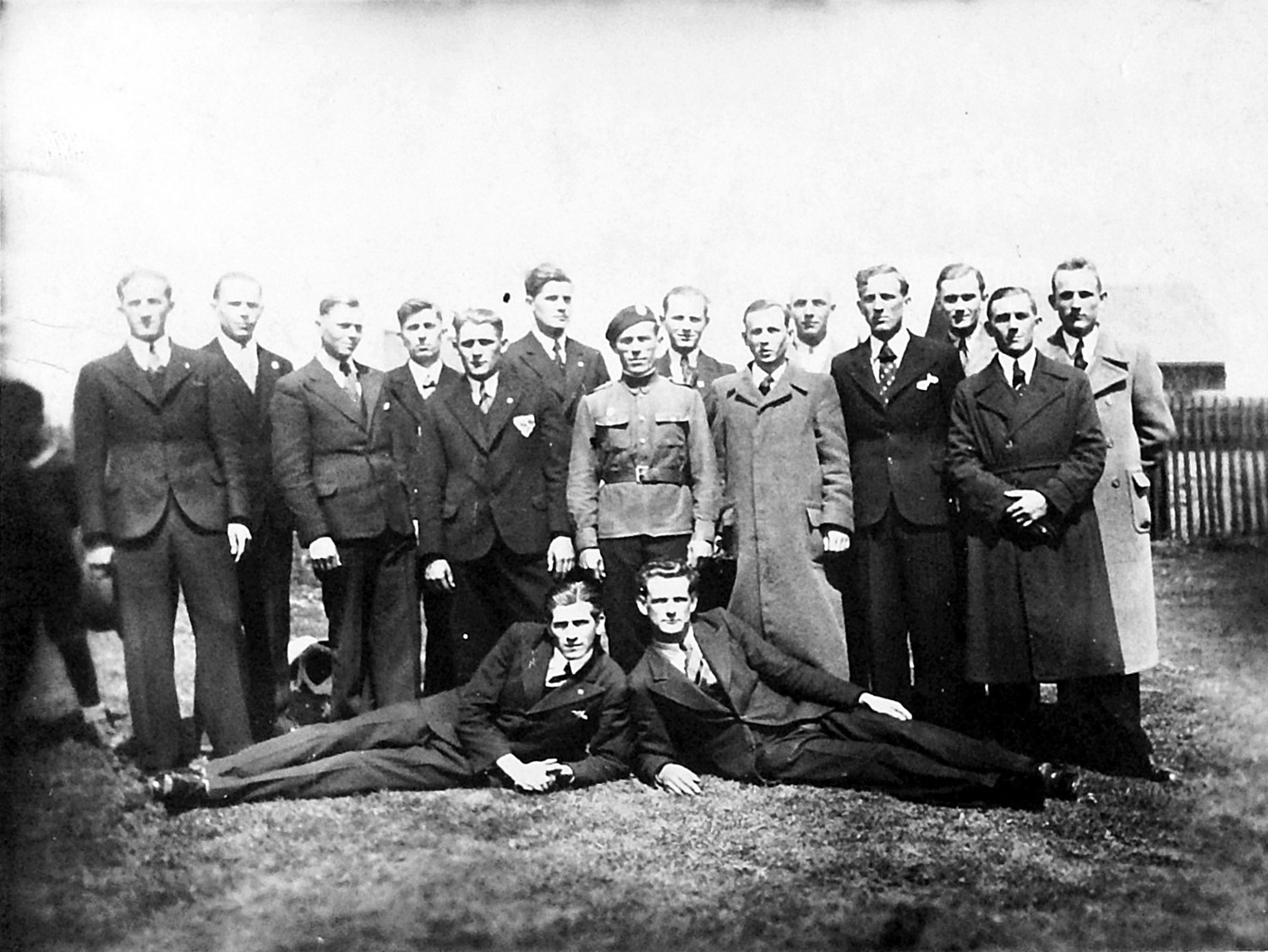 Aleksander Mazur i Paweł Słodczyk (z prawej) leżą na trawie. Fot. Archiwum Marka Dudy
